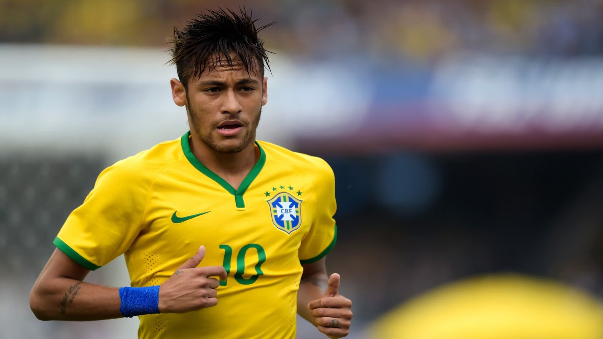 C罗与队友亲密互动,更衣室氛围融洽,c罗与球迷合影